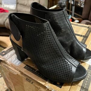 Women's Black Peep-Toe Heeled Sandals
City classified